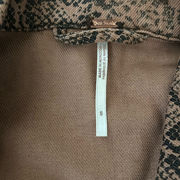 Free People Light Brown Snakeskin Pattern Denim Jean Jacket Coat **Size S**🌸🌸 - Picture 5 of 5